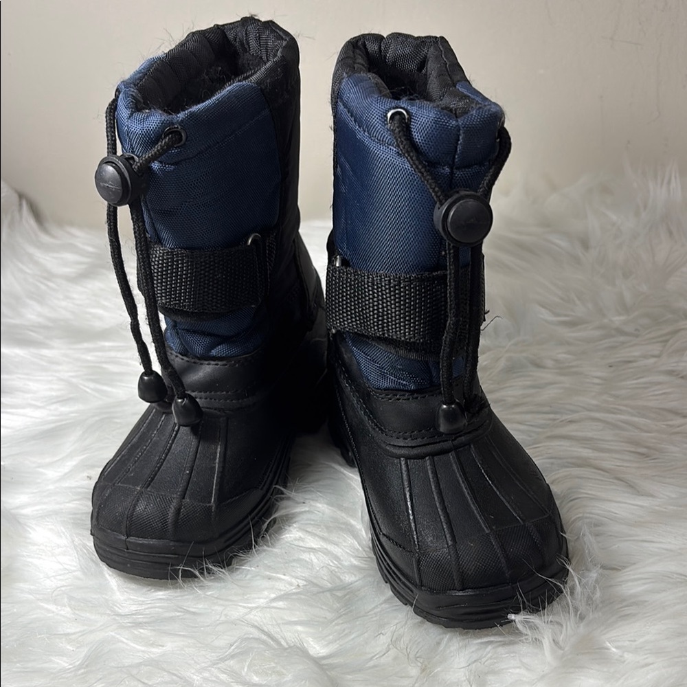 Kids Skadoo Black and Blue Snow Boots. Velcro straps. Lined.